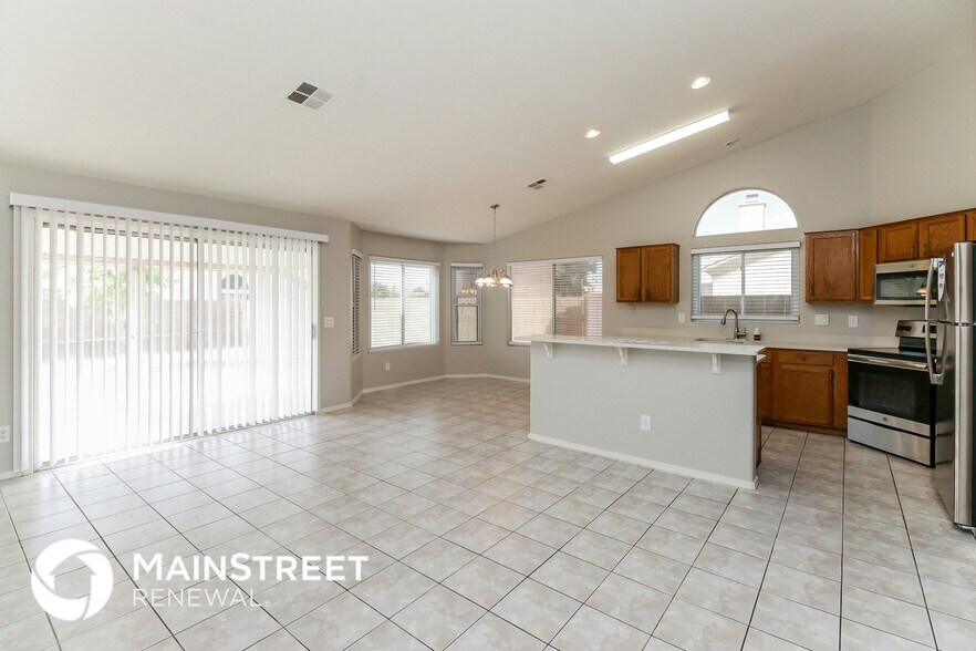 Building Photo - 8531 W Vernon Ave