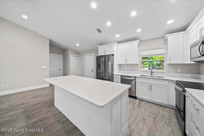 Building Photo - 2060 Newfound Harbor Dr