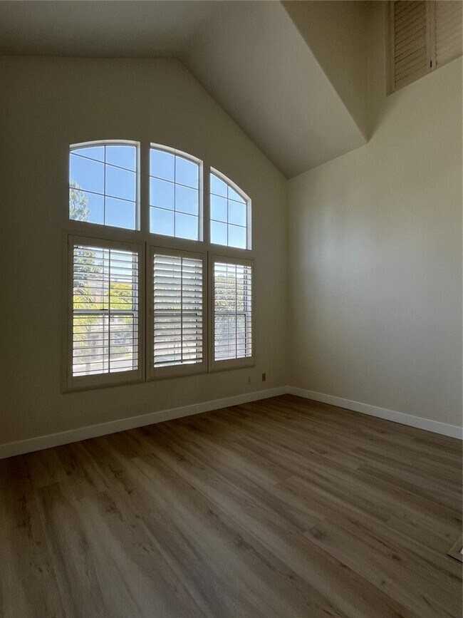 Building Photo - 6 Mansera Pl