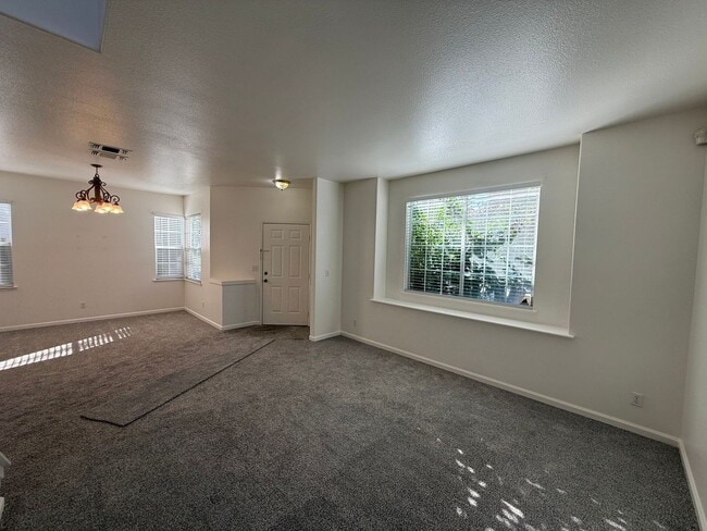 Building Photo - 4 bed 2.5 bath 2 story home available now!