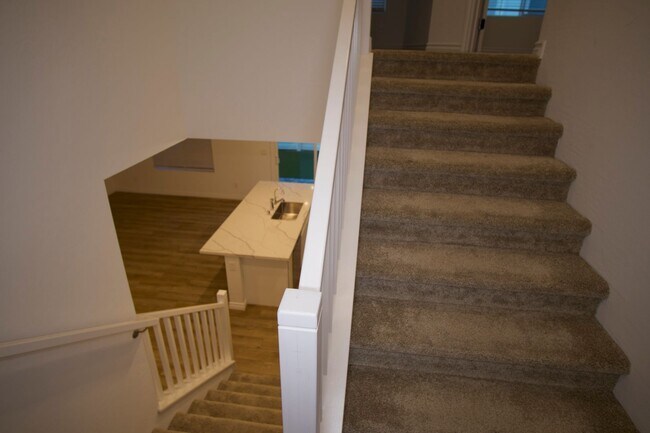 Building Photo - Spacious 2 Story Townhome!