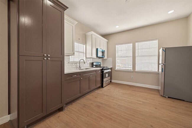 Building Photo - 7927 Brays St