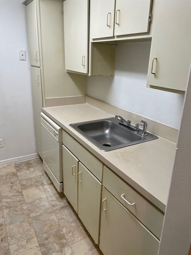 Building Photo - Ground Floor Two bedroom condo