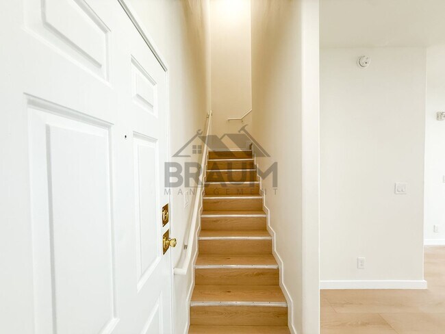 Building Photo - 11035 Moorpark St