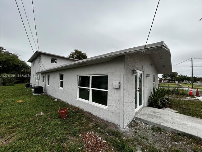 Building Photo - 4429 SW 21st St