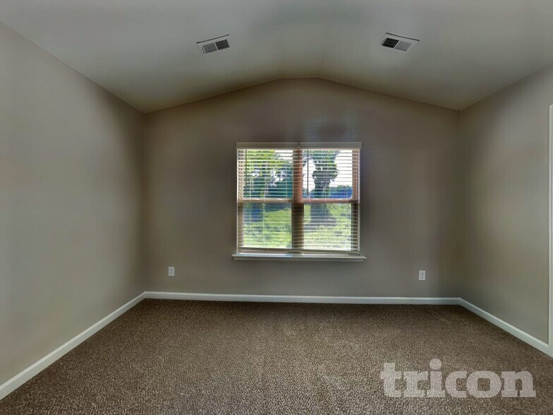 Building Photo - 138 Spring Knoll Dr