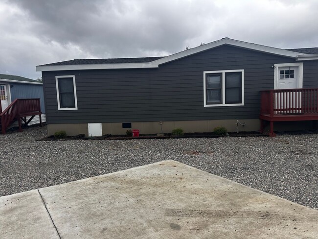 Building Photo - Large 3 bed 2 bath mobile