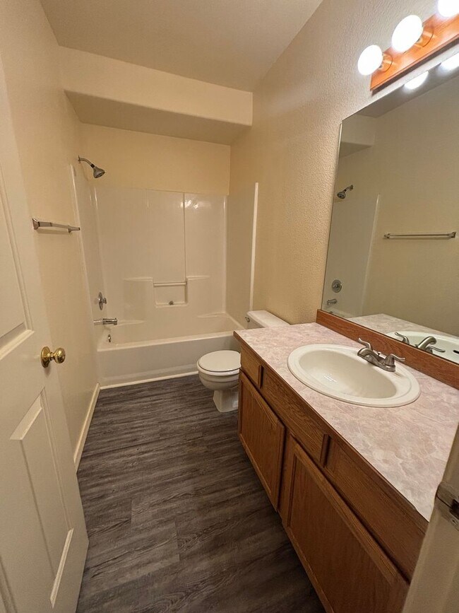 Building Photo - 726-728 E Spokane Ave