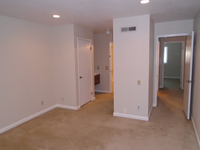 Building Photo - Remodeled South San Jose Townhouse, dog fr...