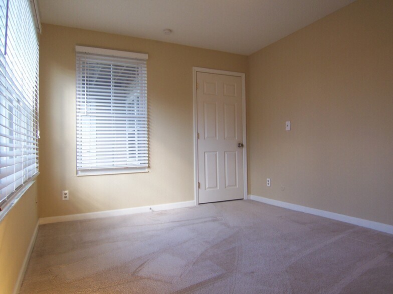 Building Photo - 111 Fieldcrest St