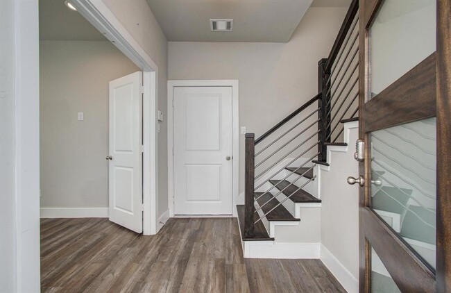 Building Photo - 1741 Cove Cres Ct