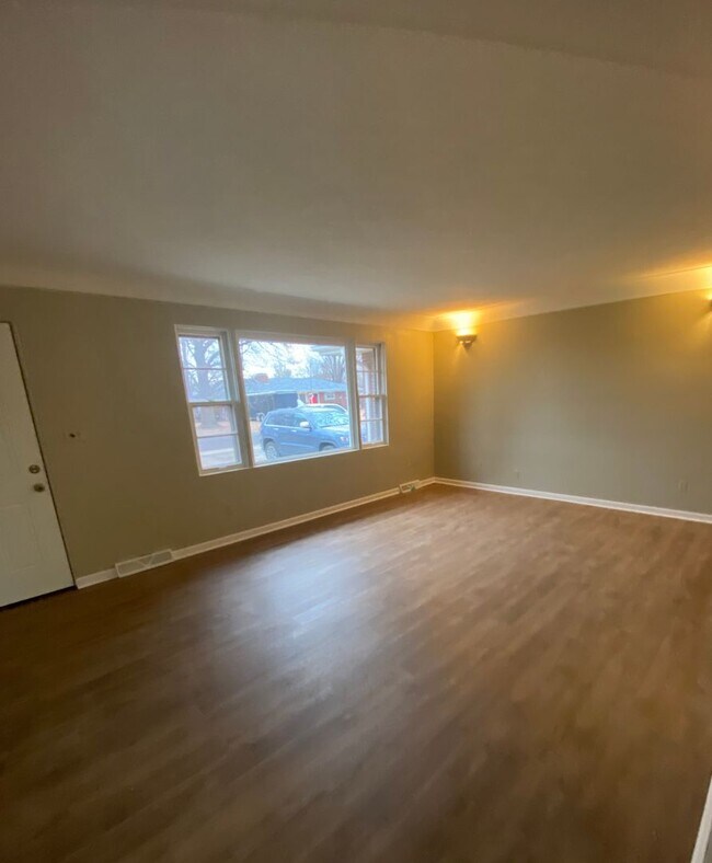 Building Photo - Three bedroom Brick Ranch in Godfrey