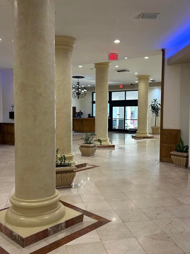 Building Photo - 3725 S Ocean Dr