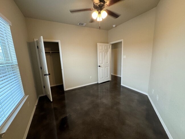 Building Photo - Beautiful 3x2 Duplex in New Braunfels, TX!