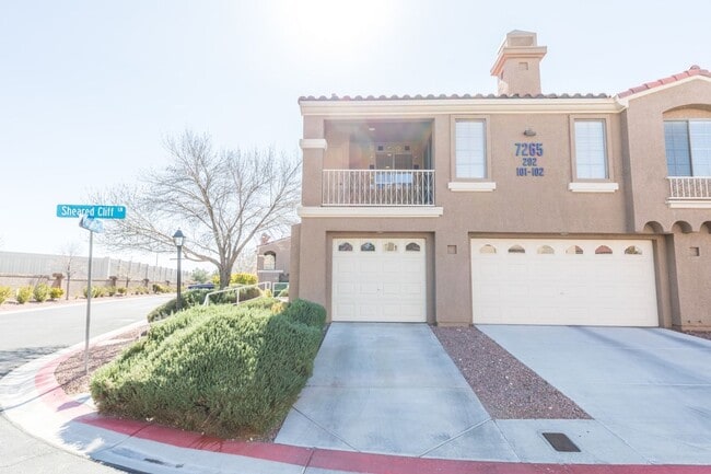 Building Photo - Available! 2 Bedroom Townhome inside Pacif...