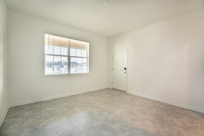 Building Photo - 696 Daring Dr