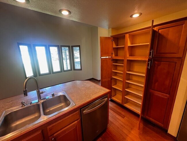 Building Photo - Condo with a golf course view