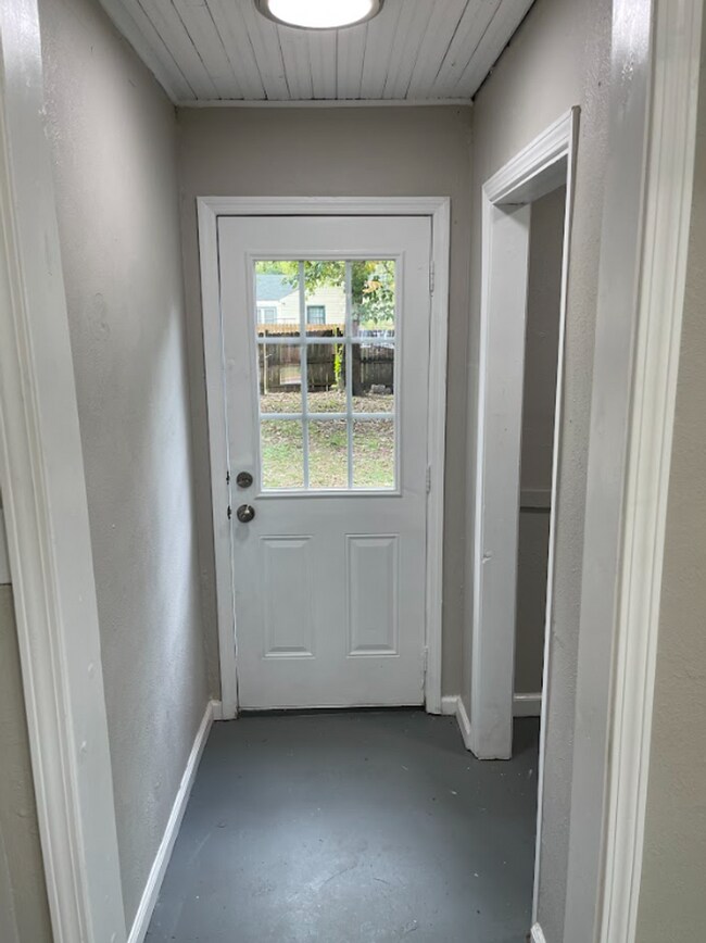 Building Photo - Newly Renovated 3 bed/2 bath - great location! MOVE IN SPECIAL!