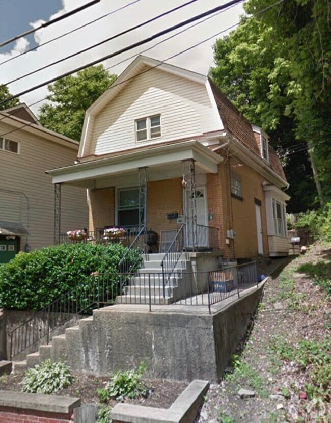 Building Photo - Two Bedroom/1.5 Bath in the Heart of Mt. W...