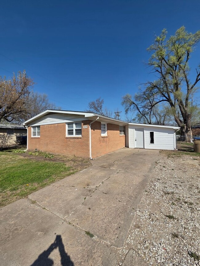 Building Photo - 1200 E Beaumont St