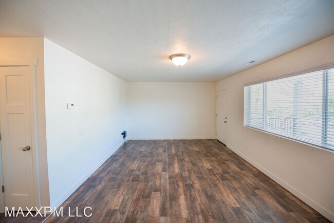 Building Photo - 656 W Meadow Dr