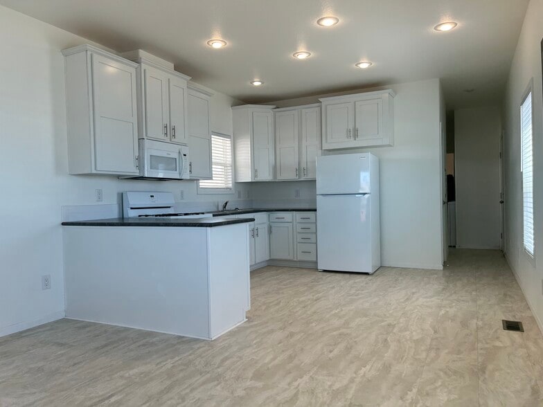 Building Photo - 925 N Plaza Dr