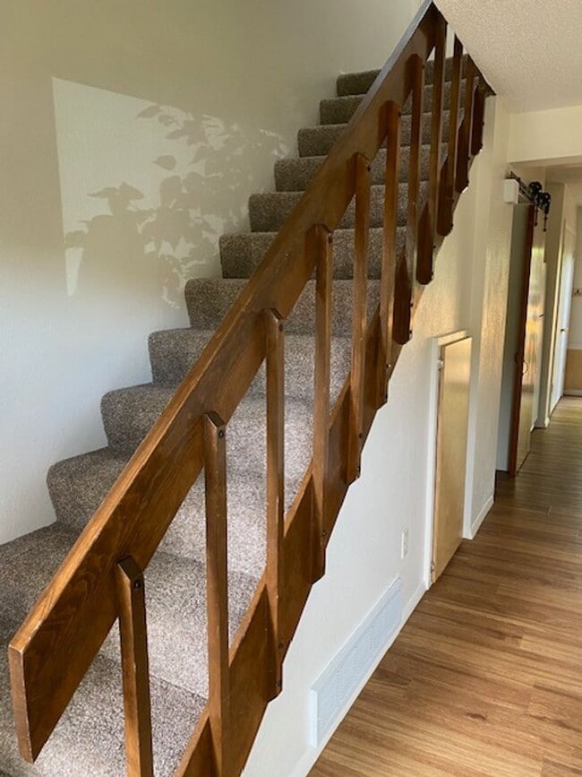 Building Photo - 2 bedroom, 1.5 bath Townhome  $1600/month