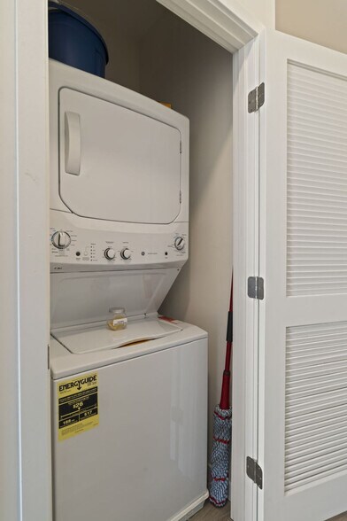 Building Photo - 501 N Perth St