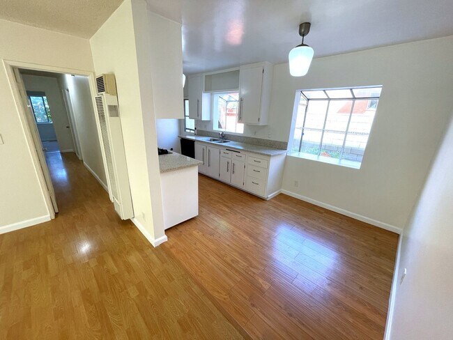 Building Photo - Newly Remodeled 3BD/1.5BA Duplex in Culver City!
