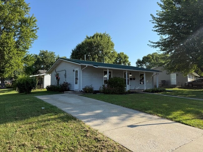 Building Photo - 100 Valley View Dr
