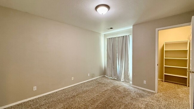 Building Photo - Upper-level condo