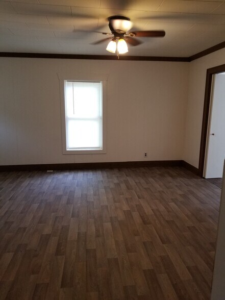 Building Photo - 503 W Kansas St