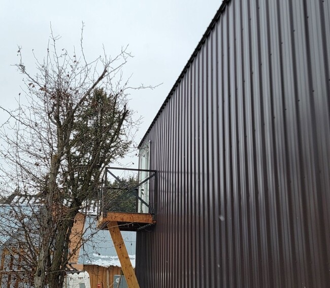 Building Photo - Custom Built Upstairs Private Apartment in...