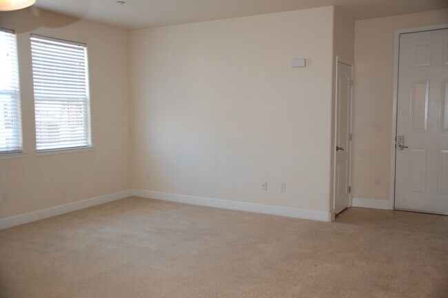 Building Photo - Great Condo in Roseville