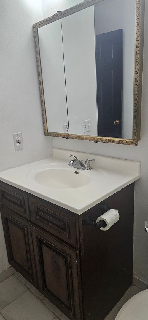 Building Photo - Meticulously Kept 3 bedroom, 2 bath condo ...