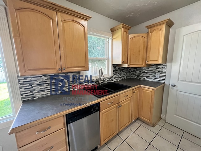 Building Photo - 3 Bedroom 1 bath - 1 car garage - "Pet Negotiable"