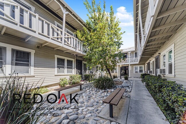 Building Photo - 1559 N Hill Ave