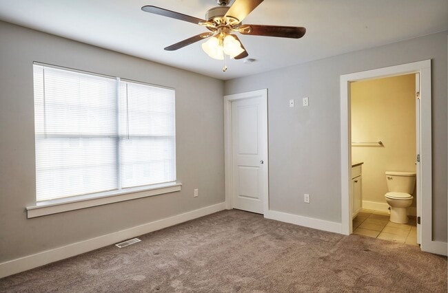 Building Photo - 3 BR/4 BA Townhome - 1720 SF in Vineland - Kings Crossing!