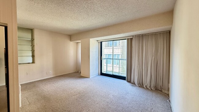Building Photo - Comfortable Studio Living with Balcony, Parking & Storage at Daniel Burnham Court