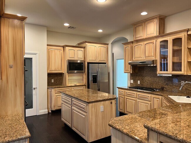 Building Photo - Gated Grand Island Home!