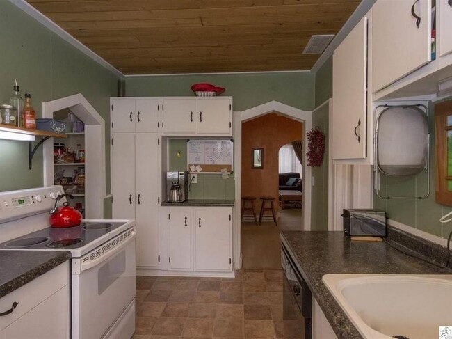 Building Photo - AVAILABLE April! - 4 Bed, 2 Bath Bright & Spacious Home