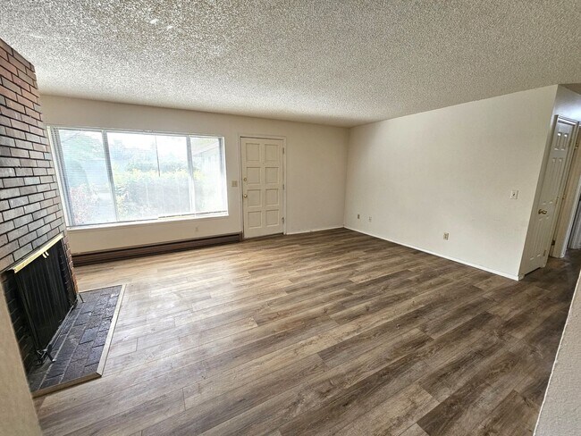 Building Photo - Updated 3 Bedroom, 1 Bath Apt in 4-Plex - ...