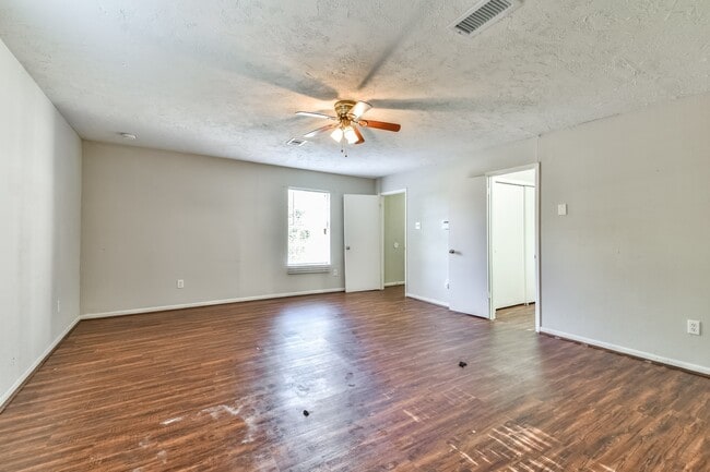 Building Photo - Comfy 3 Bedroom Home Complete Rennovation!...