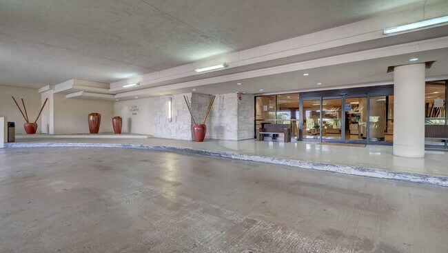 Building Photo - 2555 Collins Ave