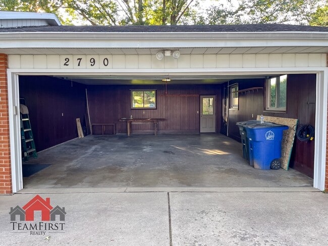 Building Photo - 2790 S Ridge Rd