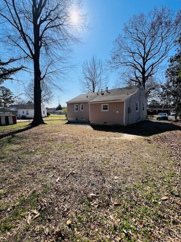 Building Photo - 211 Deerfield Dr