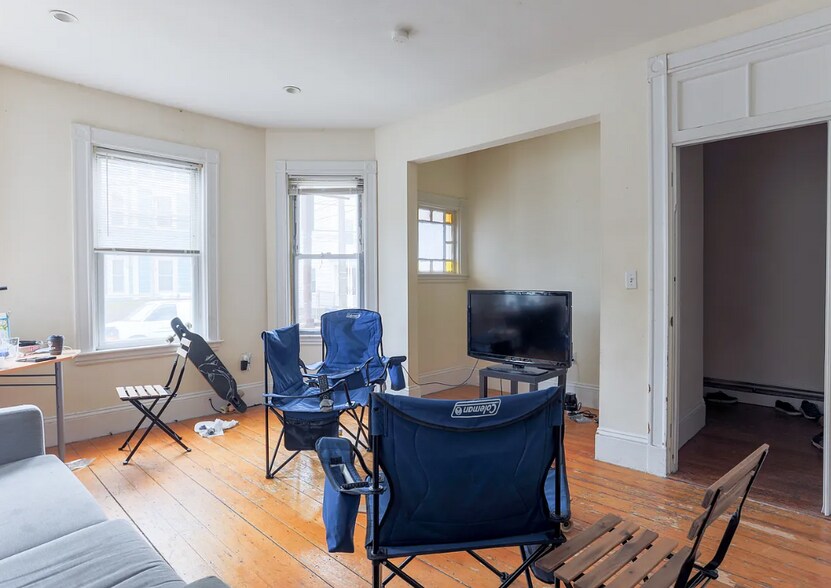 Building Photo - 70 Calumet St