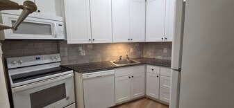 Building Photo - 301 Walnut Ln