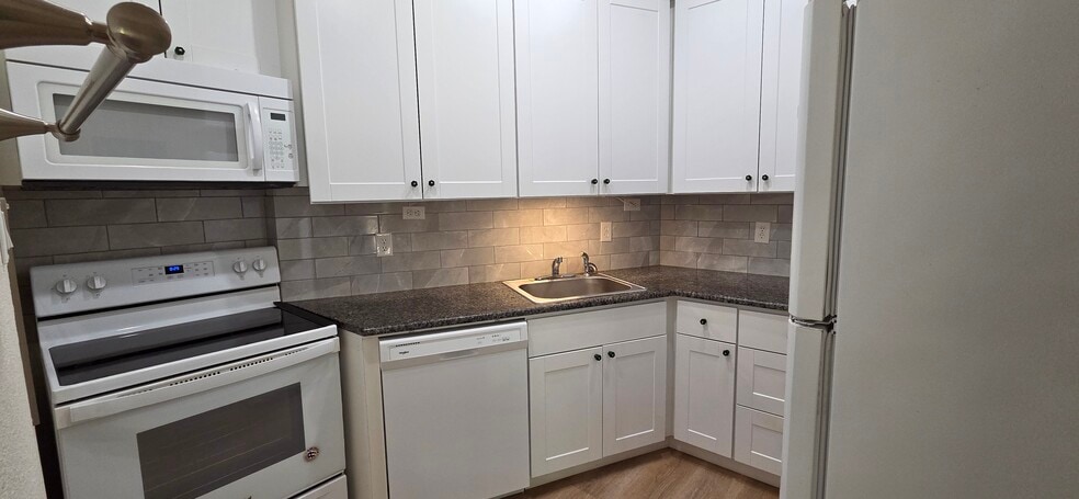 Kitchen - 301 Walnut Ln