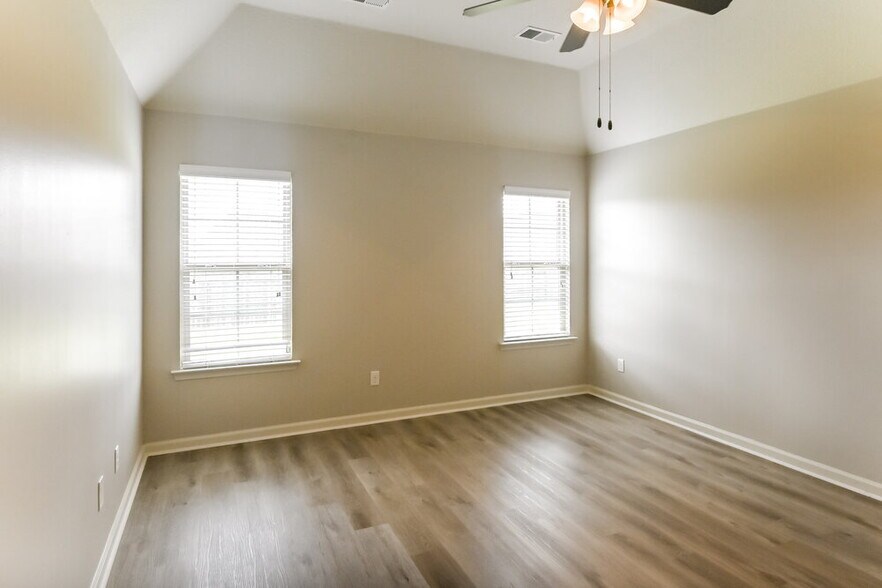 Building Photo - 2565 Woodcutter Dr